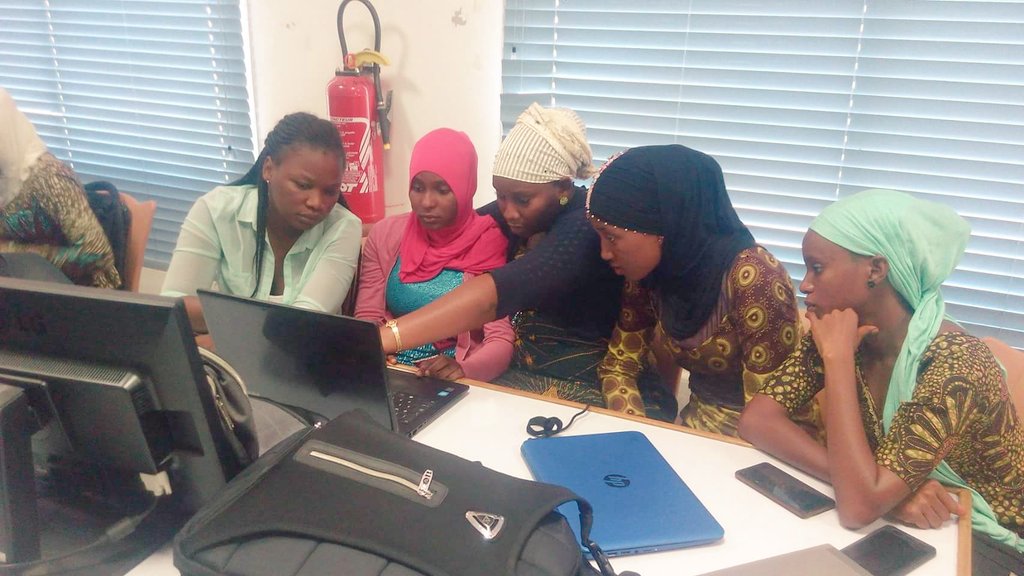 saboutech's tweet image. #Sabouguineancoders poursuite des formations. Au total 63 modules vont être dispensés à ces 25 jeunes femmes sur une periode de 3 mois. #womenincode #kibaro #Guinée @OIFfrancophonie #entrepreneuriat #numérique #autonomisation