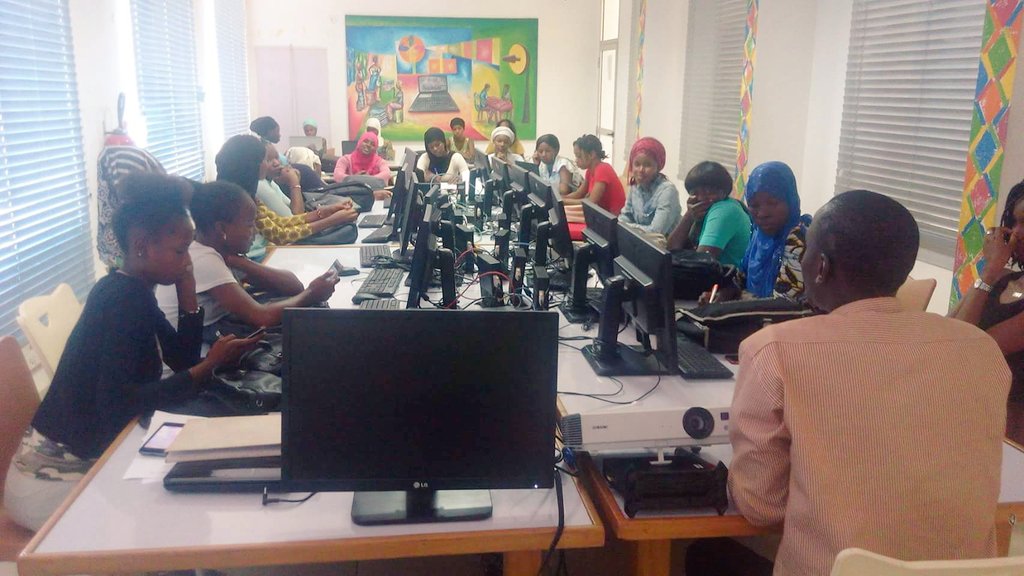 saboutech's tweet image. #Sabouguineancoders poursuite des formations. Au total 63 modules vont être dispensés à ces 25 jeunes femmes sur une periode de 3 mois. #womenincode #kibaro #Guinée @OIFfrancophonie #entrepreneuriat #numérique #autonomisation