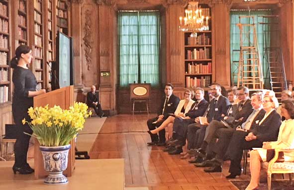 Puhemies <a href="/paularisikko/">Paula Risikko</a> osallistui Tukholman vierailullaan Queen Silvia Nursing Award -palkintojenjakotilaisuuteen kuninkaallisessa kirjastossa. Suomesta palkittiin sairaanhoitajaopiskelija Katri Sajama Tampereen ammattikorkeakoulusta. Kuva: <a href="/FinAmbSthlm/">Finlands ambassad</a>