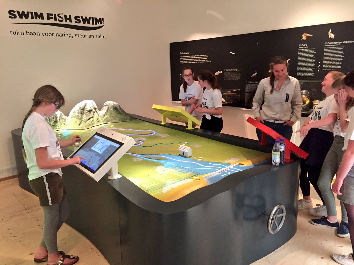 HetNatuurhist's tweet photo. Basisschool Het Kompas uit Stellendam, op bezoek met @Natuurmonument en @wnfnederland voor expo #SwimFishSwim en daarna naar @Haringvliet_nu https://t.co/0AGn9RZpXU