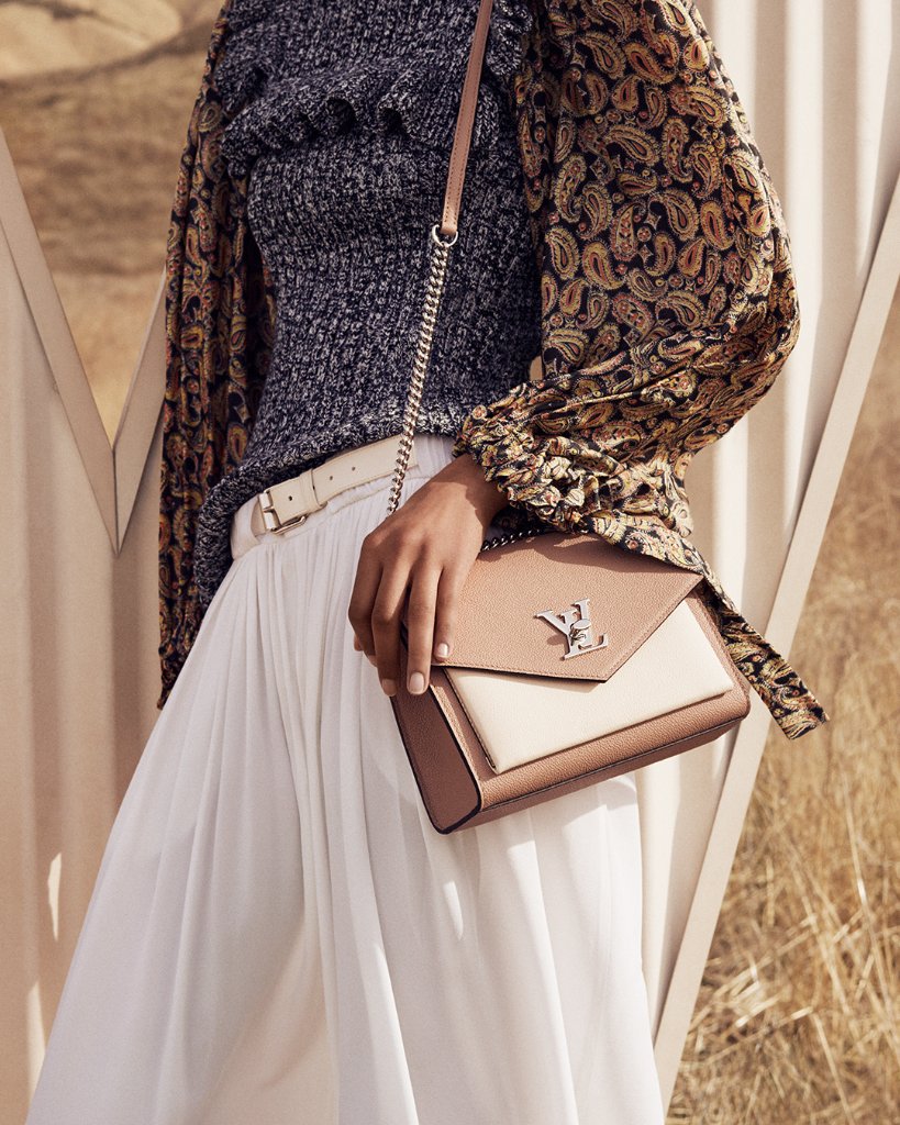 Louis Vuitton på X: Exemplary savoir-faire, infused with cutting-edge  design: the MyLockMe bag joins #LouisVuitton's Spirit of Travel adventure.  See more at   / X