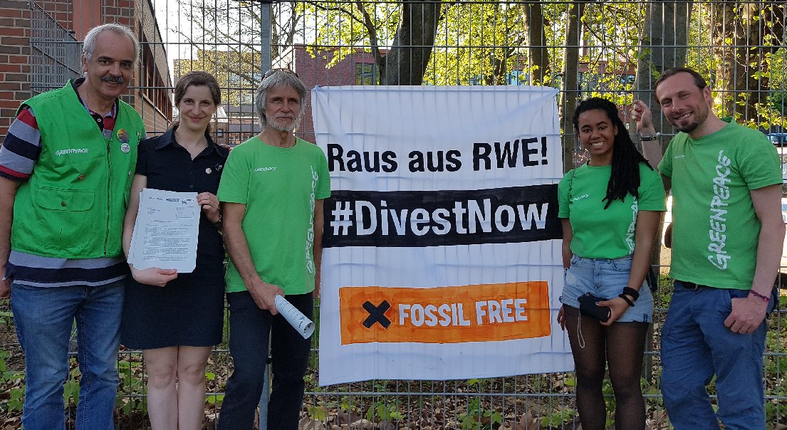 350Deutschland's tweet photo. Kölner Oberbürgermeisterin @HenrietteReker unglücklich über Bau neuer #Kohle-Kraftwerke. Greenpeace Köln &amp; #FossilFree baten sie gestern um Stellungnahme zum geplanten Kraftwerk #BoAplus &amp; fordern sie auf d Verkauf städtischer RWE-Aktien zu unterstützen. 

https://t.co/WFjhmXsphA https://t.co/HOhwPVE77V