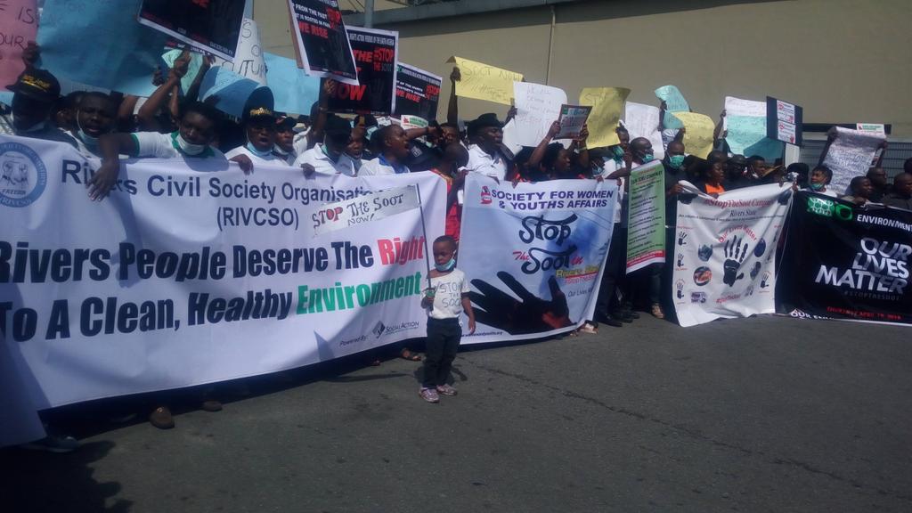 ciepd_NGO's tweet photo. Live at the Rivers State Governments House, PH: Live march to #StopTheSoot in Rivers State by Rivers state coalition of CSO https://t.co/1U1JXLwvZO
