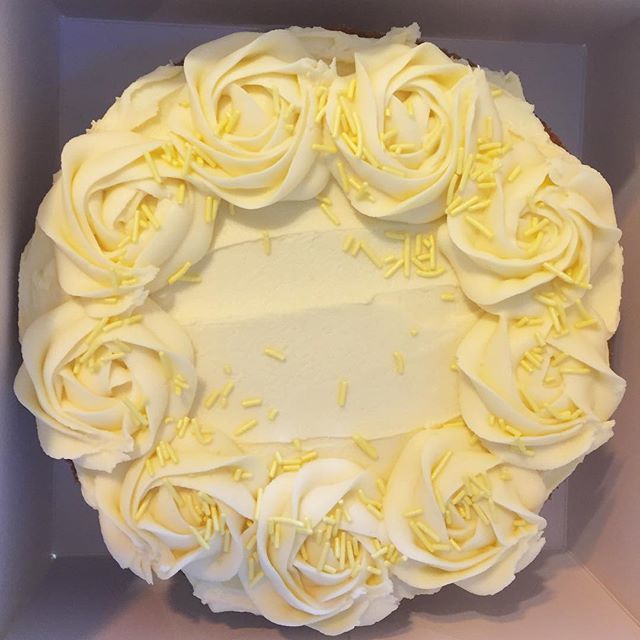 ClemieVeganCake's tweet photo. The sun is shining and lots of freshly baked cake has been delivered to @thedicecup and @naturalfoodcompany Can today get any better? 🍰☀️
#vegan #vegancake #vegannottingham #veganbakery #nottsvegan #vegannotts #handmade #secretsofnottingham #itsinn… https://t.co/3uSbr9uWfo https://t.co/6YnqcaWXx3
