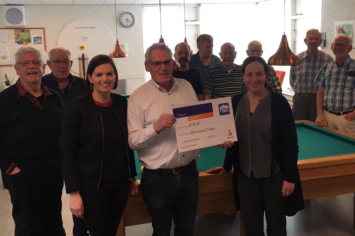 Jamila3235's tweet photo. Van de week samen met @EricavGenderen een #cheque mogen uitreiken aan de leden van BiljartverenigingDeBogerd namens @RabobankAV voor de #clubkasav !
Zij waren erg blij met dit bedrag en zullen het zeker goed besteden! https://t.co/5O82Y1YzlI