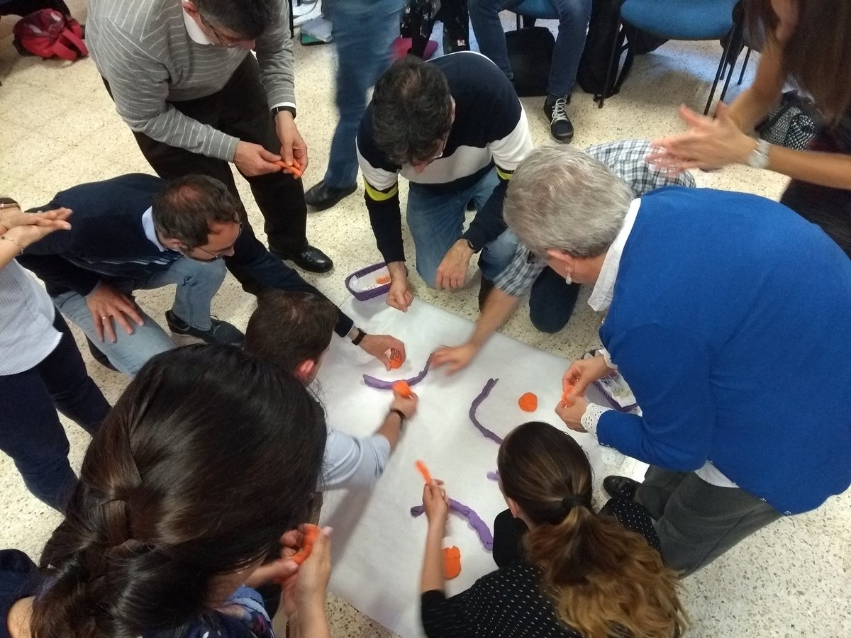 jesuitinasnoia's tweet photo. O Equipo de Comunicación do noso "cole" participa hoxe no V encontro de responsables de #comunicación das obras educativas de @hijasdejesus_es.
#ComunicandoFI #somosJesuitinas https://t.co/Cz7m9T1KyS