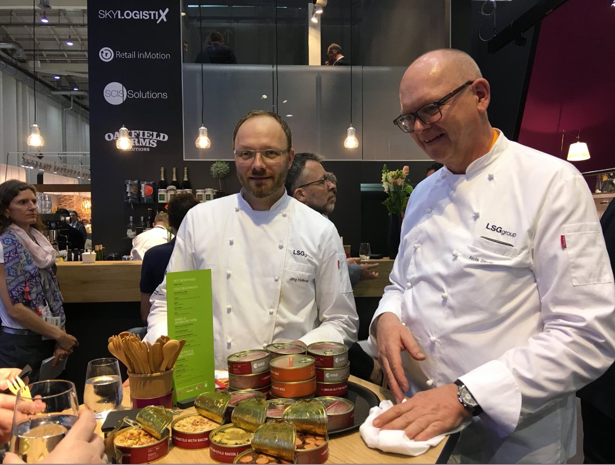 lufthansaNews's tweet photo. Essen im Weltall? Die LSG Group, der Inflight Service Experte der Lufthansa Group, zeigte auf der Messe WTCE in Hamburg, wie man Essen ins Weltall schickt und virtuelle Speisen auf Teller zaubert. #spacefood #augmentedreality #lsggroup # lufthansa https://t.co/4dPjt7L4jv https://t.co/R9t7jbcsa9