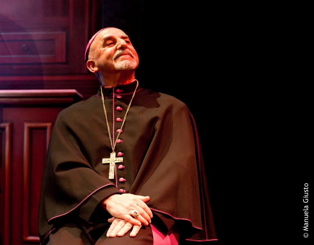 TeatroModernoLt's tweet photo. Tra i protagonisti della Compagnia Attori e Tecnici del Teatro Vittoria in "Il diavolo, certamente" c'è anche Roberto Della Casa, attore e comico protagonista di tanti film "cult" https://t.co/2l0YdEHkdf