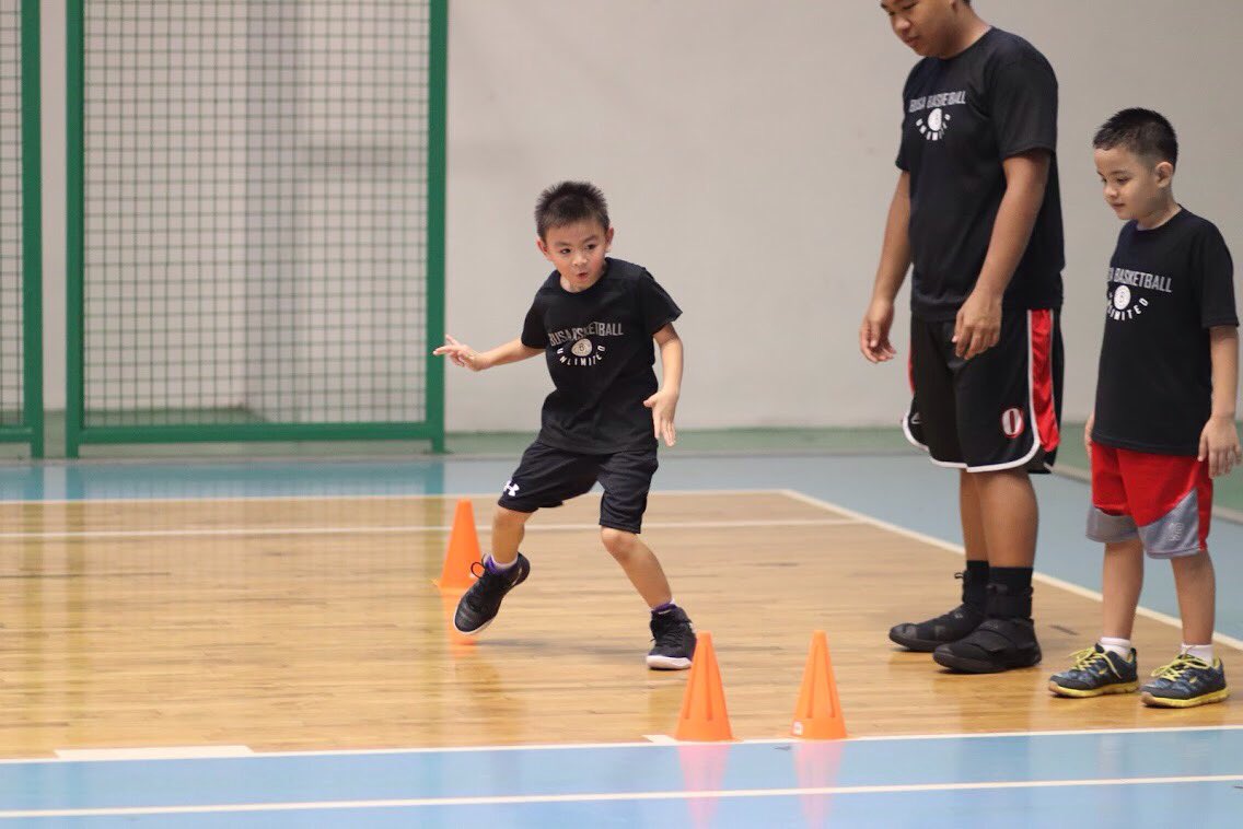 belascounlimitd's tweet photo. One of the key components in playing defence is laterals. Stay low, keep your eyes up, and go as fast as you can.
#BusaBasketball #BusaSummer2018 #BelascoUnlimitedSkillsAcademy
#PhotoByNicoBelasco https://t.co/2b8wylWOkZ
