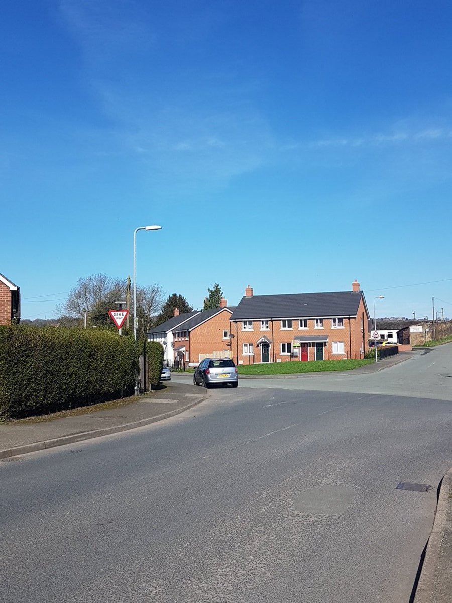 NWPWrexhamRural's tweet photo. Beautiful morning for foot patrol in Soutbsea:)
Afternoon tea layer on aid of Nightingale House so I'd better get some steps in 😉 #PCSOAmanda https://t.co/AUOwffEBxP