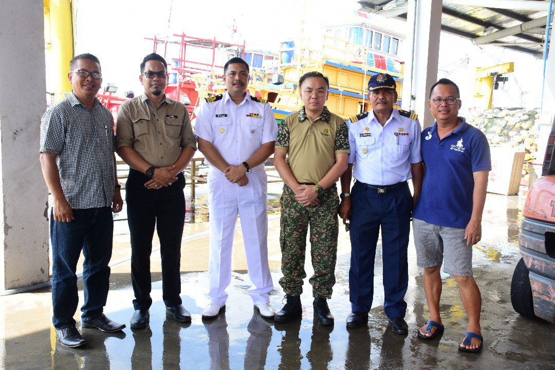 HQ Western Fleet (@mpa_barat) on Twitter photo Sesi Turun Padang dan Dialog bersama nelayan Kuala Kurau dan Tanjung Piandang, Perak
#PerkasaPerwira
#Keselamatan
#Kesiagaan
#TLDM
<a href="/mykamarul/">Kamarul</a> <a href="/roslan1531/">VAdm Roslan Ramli</a>
<a href="/tldm_rasmi/">Royal Malaysian Navy</a> <a href="/erakamk3m/">Aplikasi Mobile K3M</a> <a href="/MINDEFMalaysia/">MINDEF Malaysia</a> Sesi Turun Padang dan Dialog bersama nelayan Kuala Kurau dan Tanjung Piandang, Perak
#PerkasaPerwira
#Keselamatan
#Kesiagaan
#TLDM
<a href="/mykamarul/">Kamarul</a> <a href="/roslan1531/">VAdm Roslan Ramli</a>
<a href="/tldm_rasmi/">Royal Malaysian Navy</a> <a href="/erakamk3m/">Aplikasi Mobile K3M</a> <a href="/MINDEFMalaysia/">MINDEF Malaysia</a>