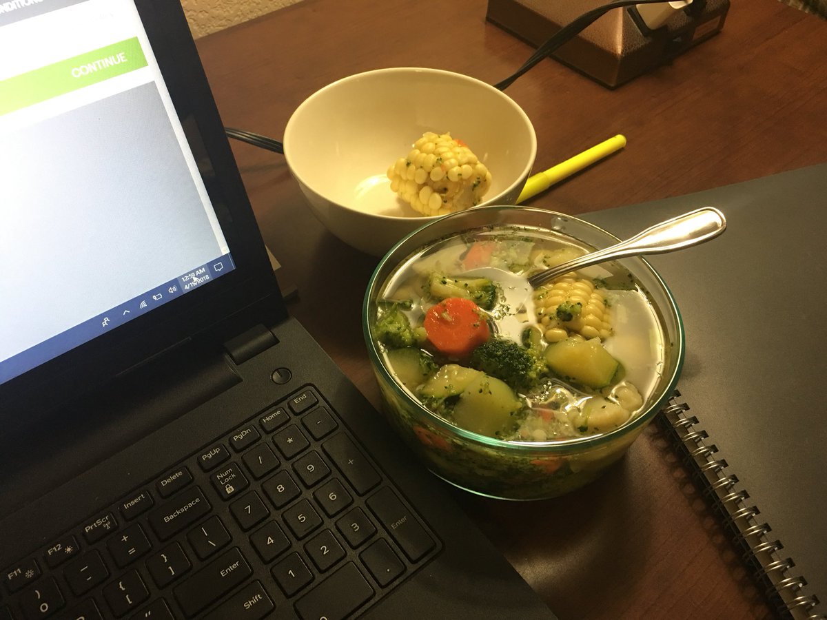 MiguelTorres133's tweet photo. 2:10 AM TERMINANDO TRABAJO !! AHORA A MANDAR EMAILS Y PUES COMO ESTΓ TOD CERRADO A COMER EN EL CUARTO. #Cuidandome #SuperDieta #CalditoDeVerduras #BienLight https://t.co/eATeI8hBF7
