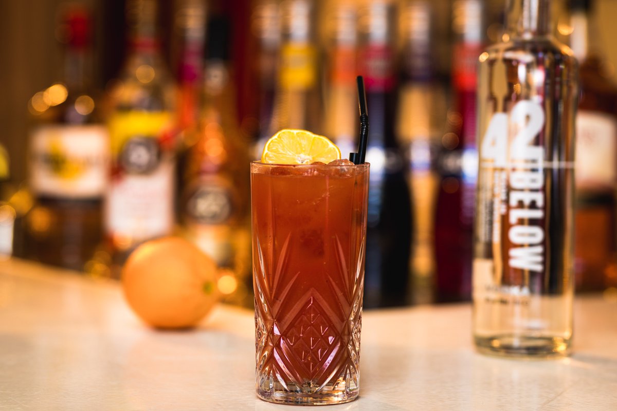 🍸🍅 | Bloody Mary

Een bloody mary is een gemixte drank, hoofdzakelijk bestaand uit tomatensap en wodka. Voor de smaak worden enkele druppels worcestersaus, tabasco en wat peper toegevoegd.

Goed tegen de kater, so they say..

#StudioTilburg #Tilburg #Cocktail