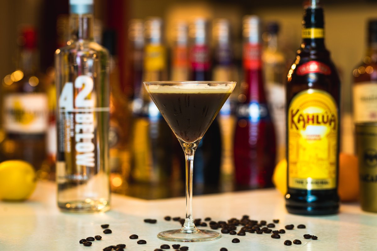 🍸☕| Espresso Martini

Dit drankje is ontstaan vanuit Dick Bradsell's werkplek in London: het koffiezetapparaat stond op zijn werkplek, dus er lag overal koffiedik. Wodka was toen een populaire drank. 1 + 1 maakt 2 en zo ontstond deze cocktail.

#StudioTilburg #Tilburg #Cocktail