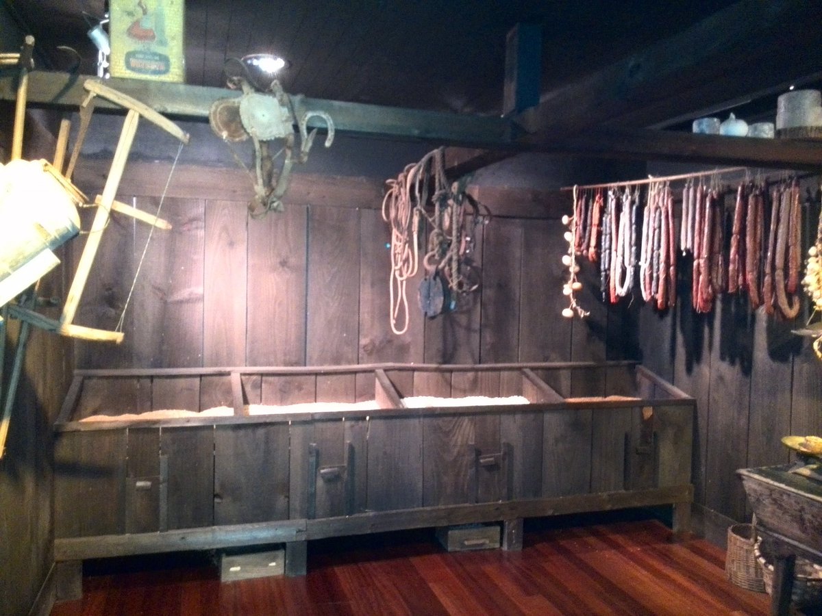 Seguimos en el Centro de interpretación del hórreo de Bueño y conocemos cómo es un hórreo por dentro.