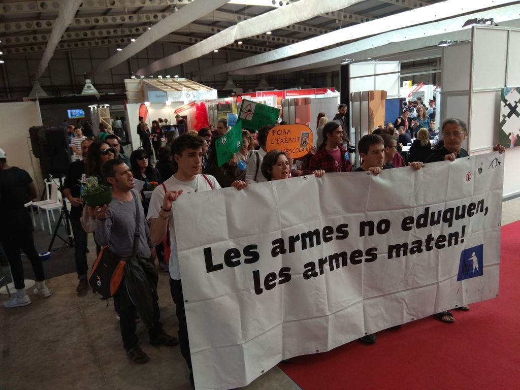 Fora l'exèrcit de l'ESCOLA! Les armes no eduquen, les armes maten <a href="/desmilitaritzem/">desmilitaritzem</a> <a href="/desmilitar_Lle/">Desmilitar Lleida</a>