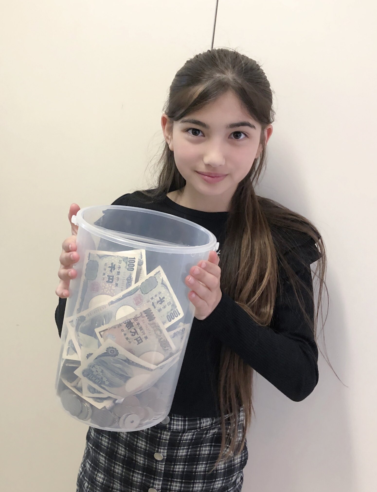 lilliakarina 昨日は学校のランチ後にBake Saleで わたがし、クッキー、ブラウニー、ポップコーン売ったよ！ 約8万7千円の売り上げ💰  森林伐採問題についてレポート書いてるのでこのお金でいっぱい木を買って植えてちょっとでも地球🌏の緑のためになればいいなぁ ...