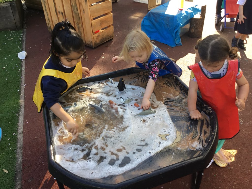 TreeTotsLTPA's tweet image. Water fun in the sun! #usingimagination #makingmarks #sunisout