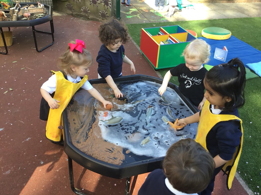 TreeTotsLTPA's tweet image. Water fun in the sun! #usingimagination #makingmarks #sunisout