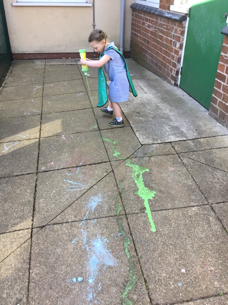 TreeTotsLTPA's tweet image. Water fun in the sun! #usingimagination #makingmarks #sunisout