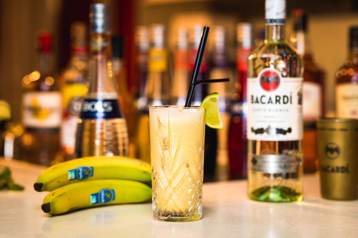 🍸 🍌🍍| Pina Colada

De Pina Colada is een heerlijk tropische cocktail. “Pina” is Spaans voor ananas en “colada” is gezeefd. In onze Pina Colada zit rum, Coconut Bols, Finest Call Banana en ananassap, waarmee je je zo op witte stranden waant..

#StudioTilburg #Tilburg #Cocktail