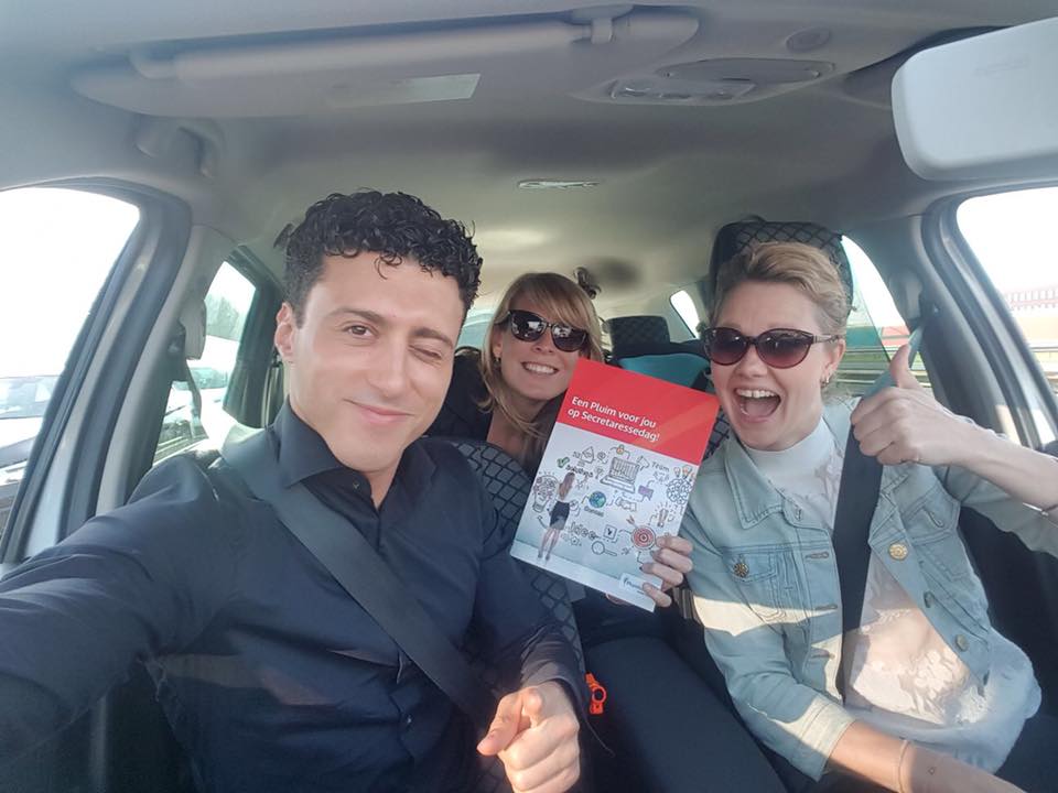 Vandaag is het #secretaressedag! Ons Special Delivery team is al onderweg. Misschien staan we straks wel bij jou voor de deur! Blijf ons volgen! #speciadelivery  #Pluim #inhetzonnetjezetten