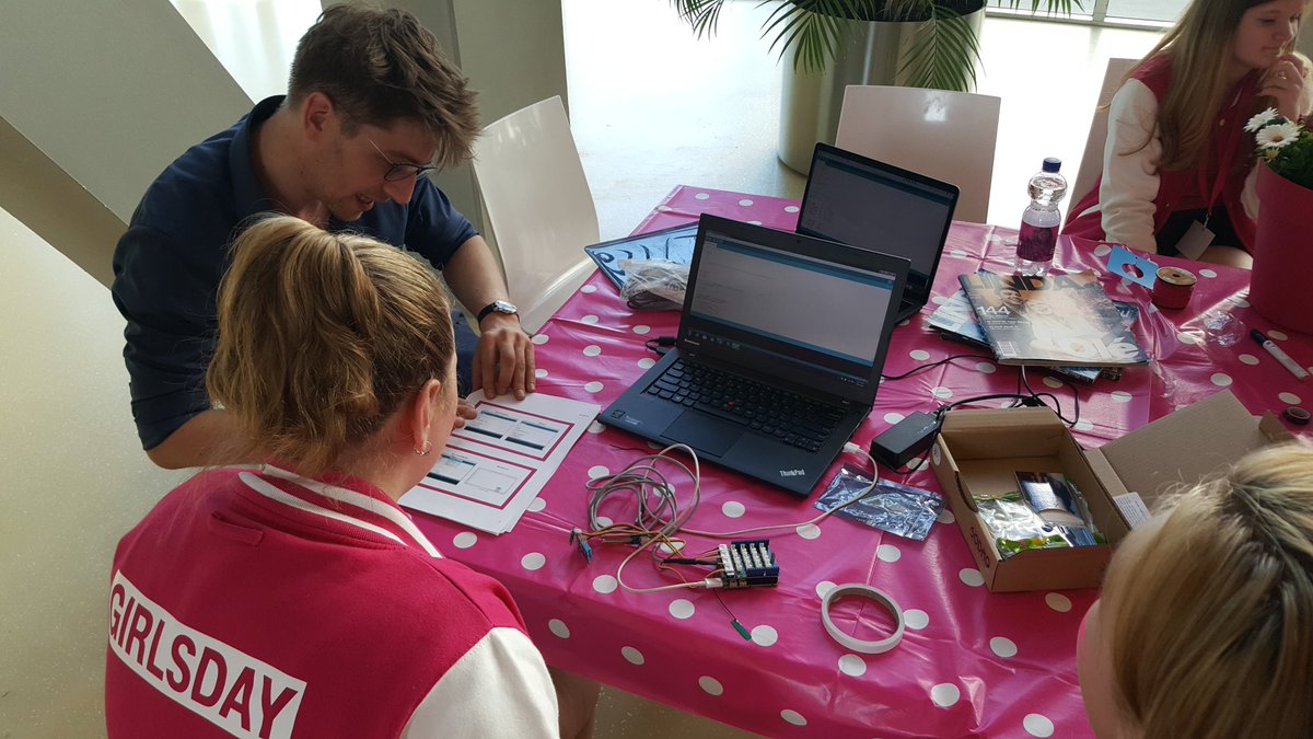 Vandaag op T-Mobile's #Girlsday gaan 52 meiden een connected #IoTulp maken. Eerst moet de hardware juist worden ingesteld.