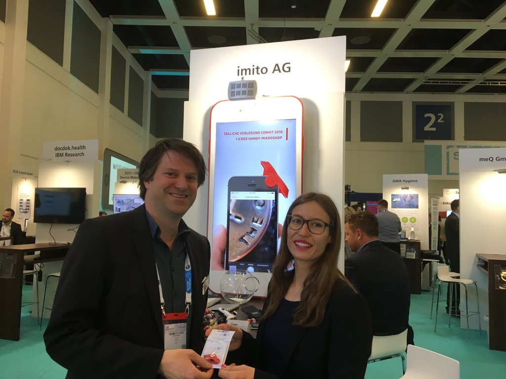 imito_ag's tweet photo. Zweite Gewinnerin der #imitorocks #unleashed Handy-Mikroskop Verlosung an der @conhIT #conhIT18: Frau Plail von: Barmherzige Brüder, #Krankenhaus #Regensburg, Klinik St. Hedwig. Wir alle vom #imitoCam #imitoScan Team gratulieren. https://t.co/OwEZDszLck
