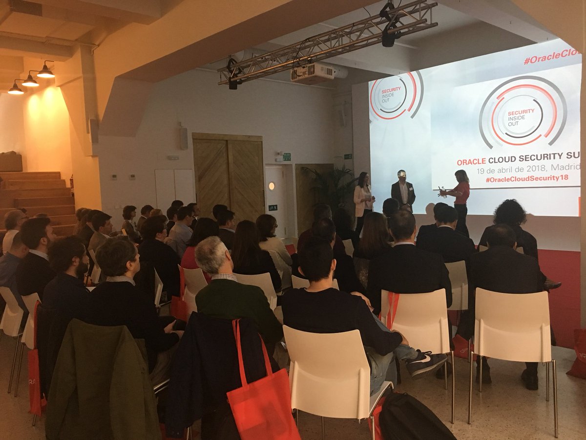 sisifc21's tweet image. @Lourdeserl habla con #AraceliSegarra del trabajo en equipo, de desaprender, de la comunicación #OracleCloudSecurity18