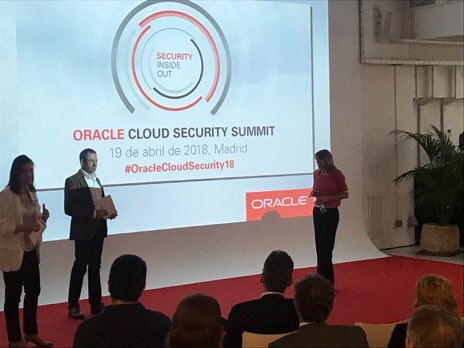 Carmenpizarro's tweet image. @Aracelisegarra @Gumiel_mauricio  @Lourdeserl:&apos;Ni tan alto, ni tan difícil&apos; Magnífica intervención de la escaladora en el #OracleCloudSecurity18 #Seguridad