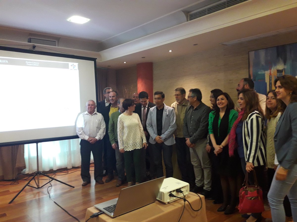 Calatravaparque's tweet photo. Nuevo logo y fotografía de grupo de los representantes calatravos en la Presentación https://t.co/i5qmWopWHX