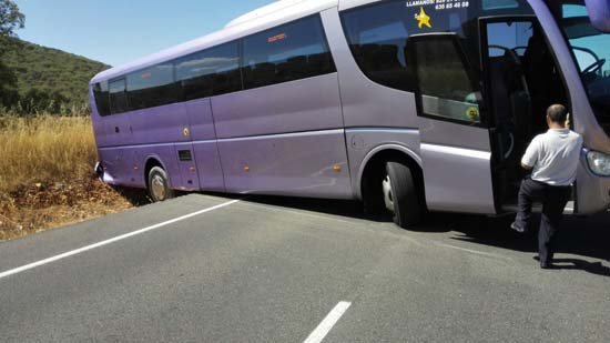 Ens informa el nostre conductor August BUStamante que ja ha tallat la carretera ell sol per la part nord del poble. <a href="/quimcosta/">El Kim de les Roures</a> @CUPRoures @AncRoures
