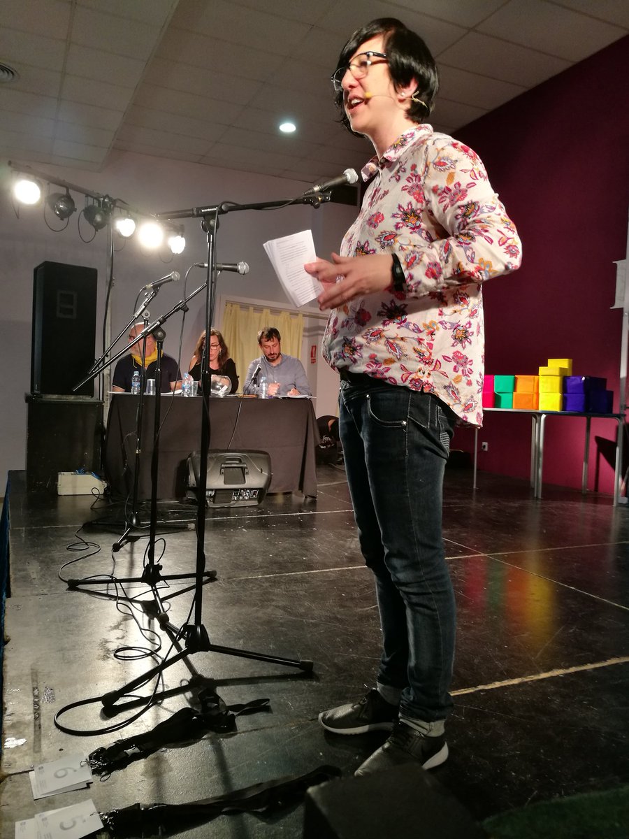 llegirenveualta's tweet photo. La Bea Castelló d' @ImproBarcelona condueix fantasticament aquesta semi del #Certamen #Lecturaenveualta a #Mollerussa @enciclopediaCAT https://t.co/0eBXqenDx8