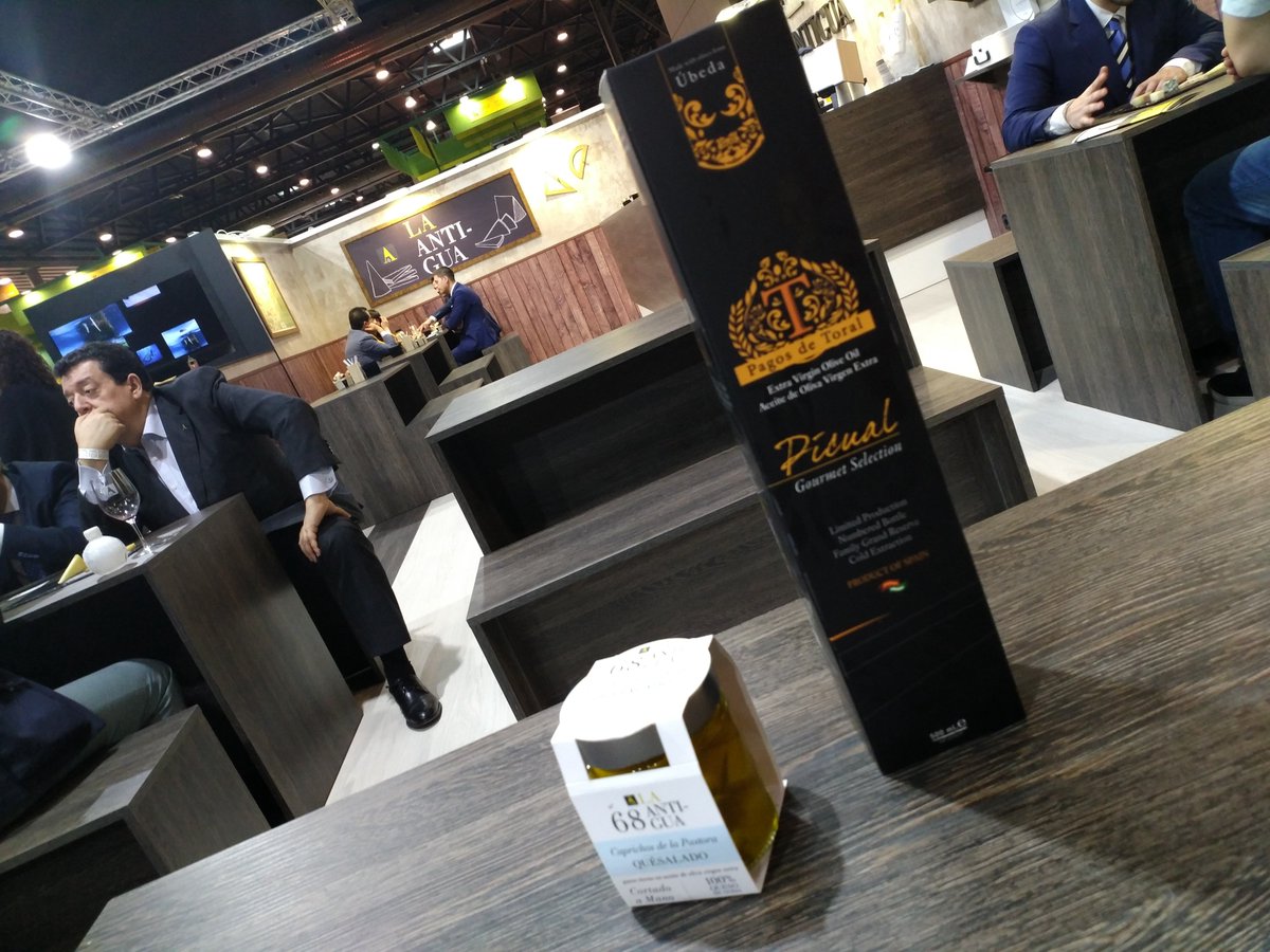 Con este aceite de <a href="/PagosdeToral/">Pagos de Toral</a> se sirve uno de nuestros quesos en el formato de bote de cristal de 100 gramos. «Caprichos de la Pastora. QUÉSALADO». Con nuestro queso y este aceite, nada puede fallar #LaAntiguaAlimentaria #AlimentariaPremium #Alimentaria2018