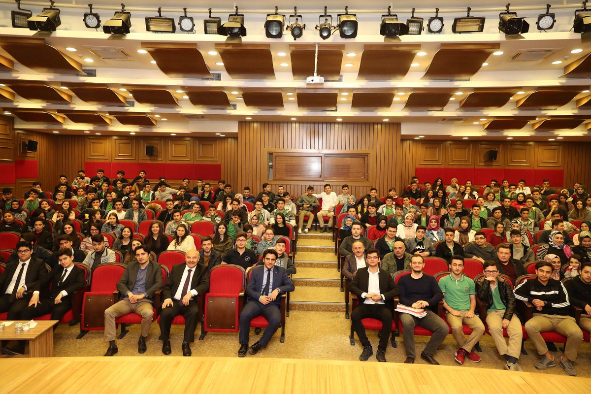 Bağcılar Öğrenci Meclisi’nin düzenlediği ‘Liderlik Akademisi’ dersine katılarak, gençlerin sorularını cevaplamaya çalıştık.