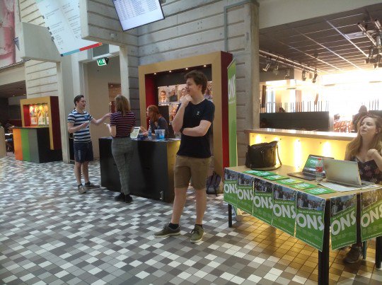 Vandaag is de laatste dag dat je gratis snoepjes krij- we bedoelen: dat je kan stemmen voor de universitaire verkiezingen. Wel even doen, hè.
mareonline.nl/archive/2018/0…