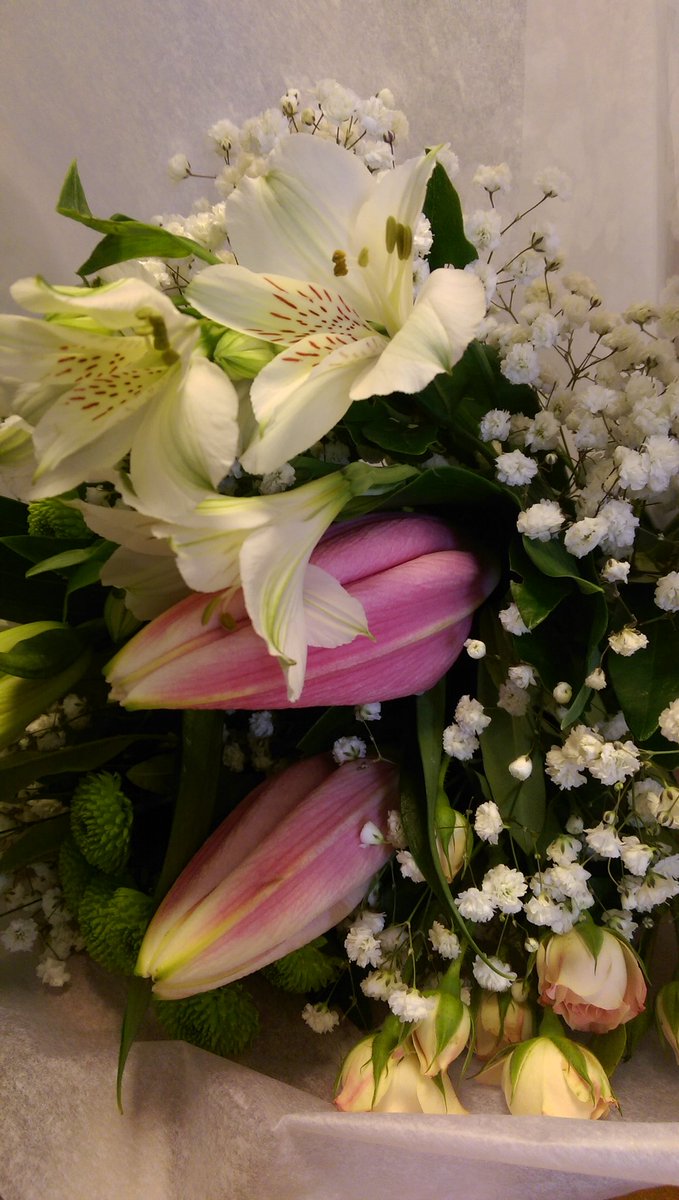 CoralieFranc's tweet photo. Petite attention pour la fête des secrétaires !!!! Merci @_Afigec #Fêtedessecretaires #AFIGEC #bouquet #fleurs #surprisedujour #quelquunaunvase https://t.co/yGWW4JMirx