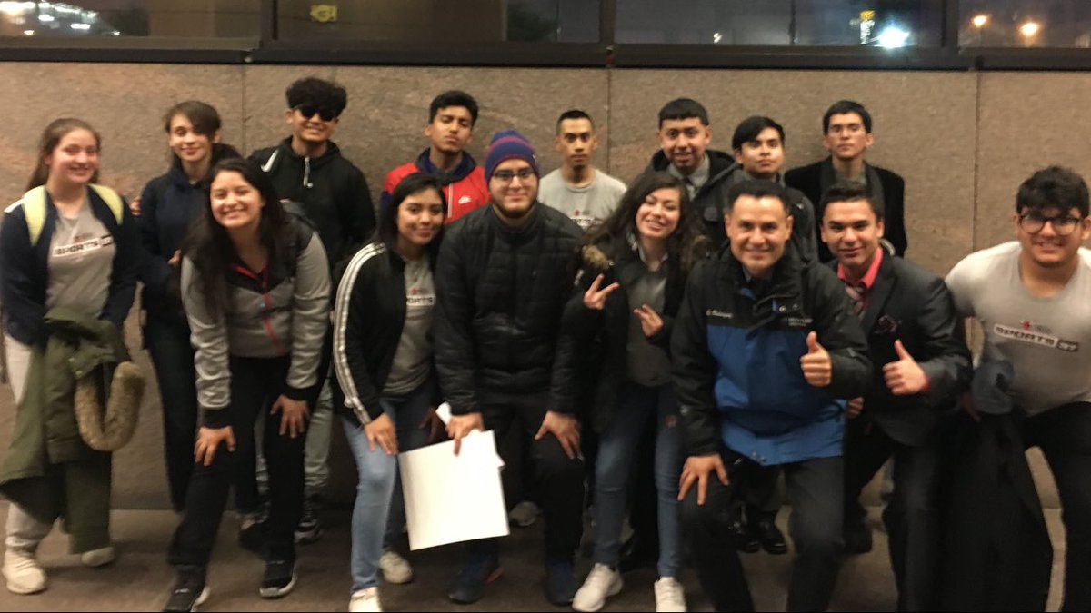 EnriqueRod9's tweet photo. Today on #ediciondigitalchi x @unichicago 11:30AM, we'll give a shout out to the students from #kellyhighschool who visited our studios. #sisepuede #sevalesoñar #unichicago https://t.co/OYA5eaIdF9