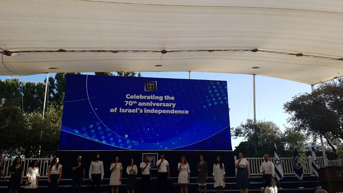 RahavRan's tweet image. כבוד הנשיא ראובן והגברת נחמה ריבלין, כבוד ראש הממשלה בנימין והגברת שרה נתניהו, מארחים את הדיפלומטים המשרתים בישראל, לכבוד יום העצמאות ה-70 של מדינת ישראל. על הבמה להקת ווקה תקווה שנוסדה בשכונת התקווה, מדהימים.