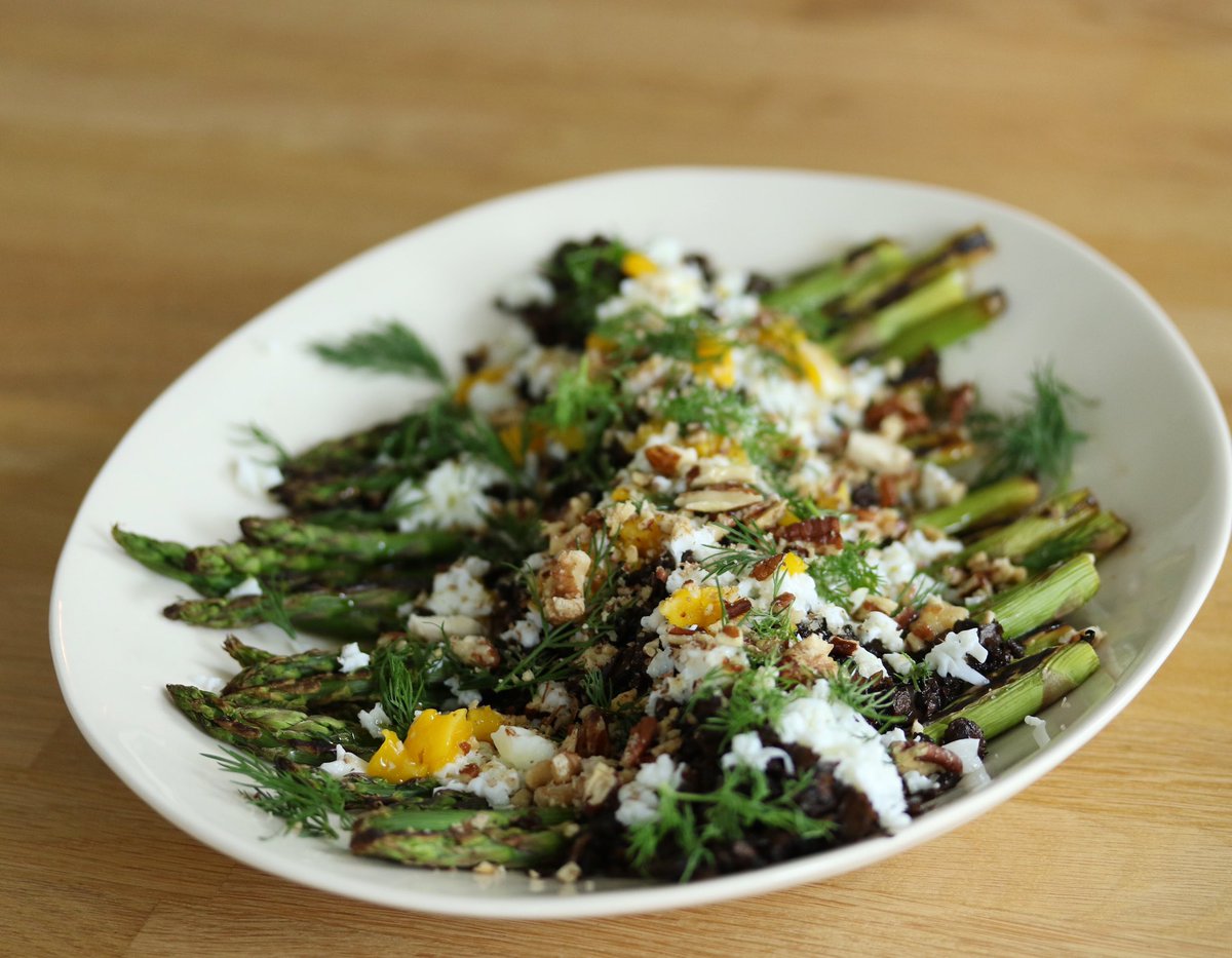 TheTiffinClub's tweet photo. The first blush of spring calls for an optimistic dish—something that conveys the hope of the first pushing crocuses and the first scattering of forsythia. Meet pan-grilled asparagus with cremini mushrooms. https://t.co/ZkOtsuP5T5 https://t.co/AozKhVv5pp