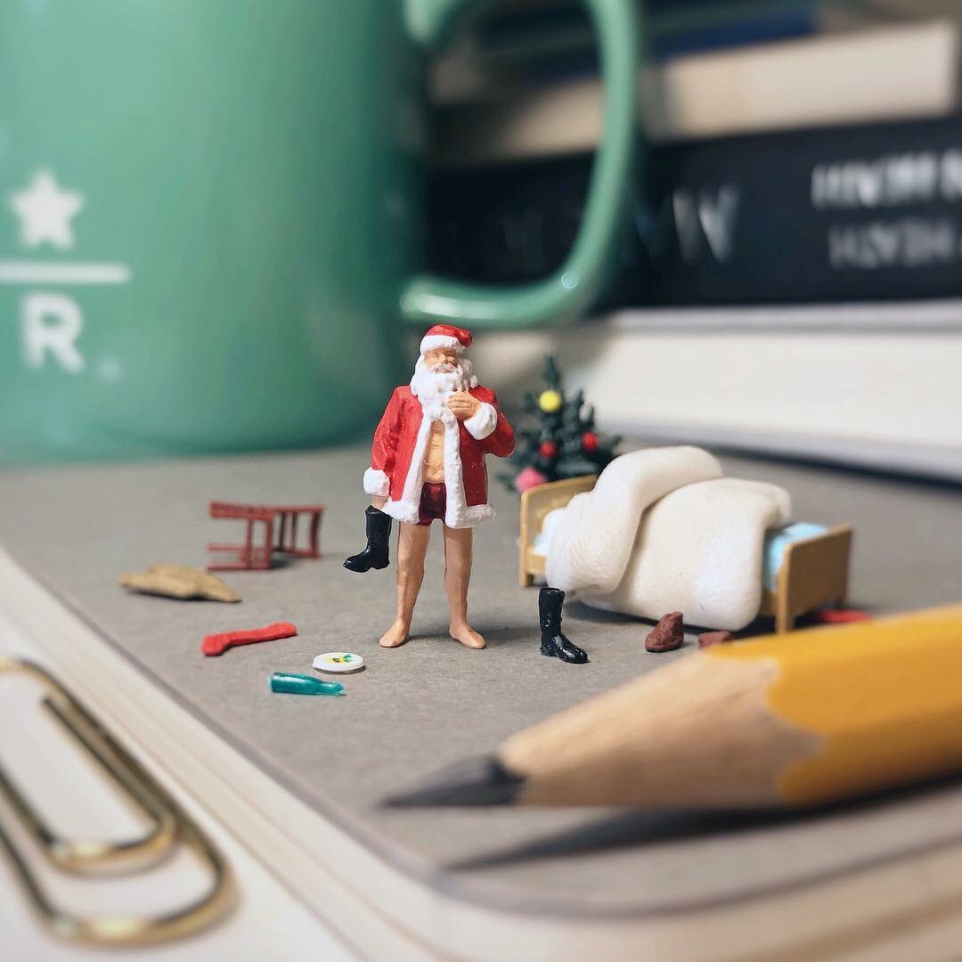 RevistaPICNIC's tweet photo. #DerrickLin recrea pequeños momentos de la vida en la agencia en la que trabaja, en sentido figurado. Mira más de su trabajo en su página oficial de Instagram -> https://t.co/6c5Itukkis https://t.co/OSVPX6DXqC