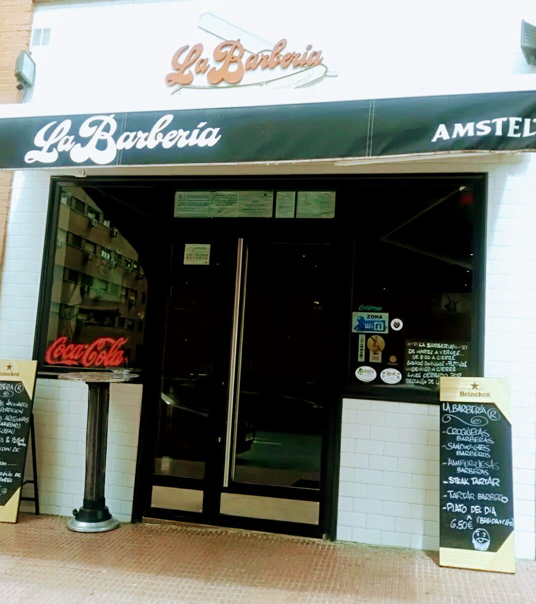 Debier_distribu's tweet photo. Nuevo local en Móstoles que se suma a la fiebre de las cervezas artesanas españolas #labarberia. Cuidado y agradable local regentado por Niko donde podrás encontrar @cervezaxela @UrbanBeer @BirraeBlues @CervezasLa @greenbear. Además tienen comida para celiacos. No te lo pierdas!! https://t.co/4qFxEMz1ap