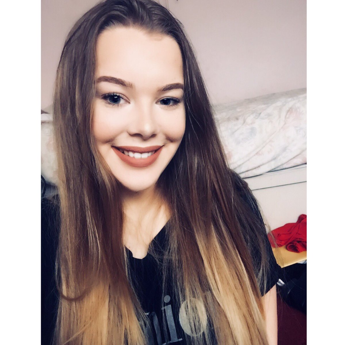 shakira_pr_blog's tweet photo. I finally got my hands on the @MakeupRVLTN fast base foundation and honestlyyyy itβs perfect ππΌ even in this heat it has lasted with me sweating π
not bad for Β£5 #makeupartist #heatwave #bloggerstribe #WarmestDayOfTheYear #fastbase #BloggingGals @FemaleBloggerRT https://t.co/DLFKrQA9uW