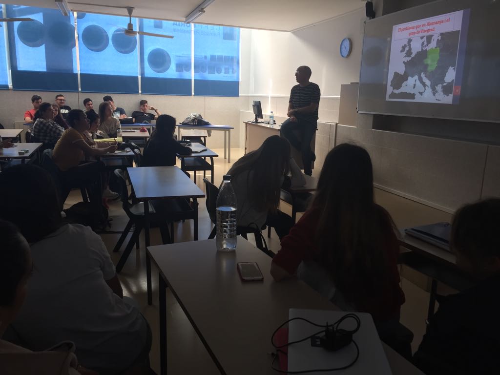 CEFPNuria's tweet photo. Aquest matí els alumnes de Administració i Finances, Assistència a la Direcció i Gestió Administrativa han pogut gaudir d'una conferència sobre extremismes ideològics a càrrec del professor Xavier Casals de la @Blanquerna #femAF #femAD #femGA #femNúria https://t.co/I6qRLxaxc1 https://t.co/PbIAmwWIlF
