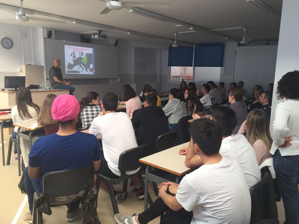 CEFPNuria's tweet photo. Aquest matí els alumnes de Administració i Finances, Assistència a la Direcció i Gestió Administrativa han pogut gaudir d'una conferència sobre extremismes ideològics a càrrec del professor Xavier Casals de la @Blanquerna #femAF #femAD #femGA #femNúria https://t.co/I6qRLxaxc1 https://t.co/PbIAmwWIlF