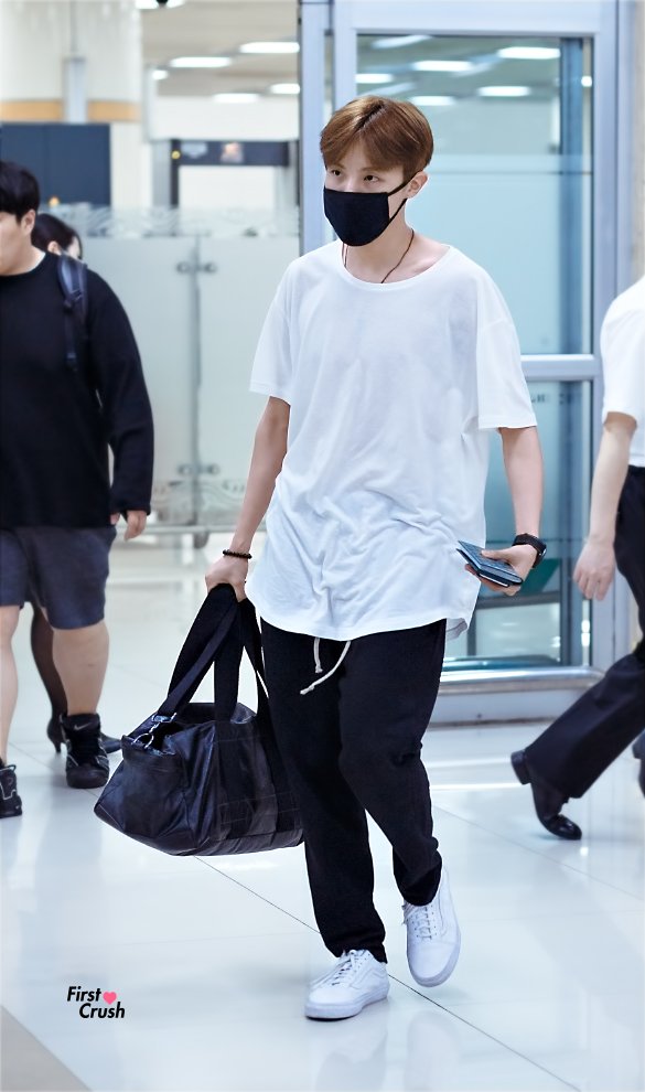 j-hope UK 🇬🇧 (rest) on X: [Hoseok Airport Fashion]✈️ He makes super  casual look super chic @BTS_twt #jhope #THOSFansBTS19A   / X