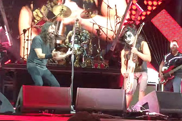 foofightersnews's tweet photo. Watch Dave Grohl Bring 'Kiss Guy' From Audience to Play Song #FooFighters https://t.co/O9DO7tqPIy https://t.co/JLmMDwthM1