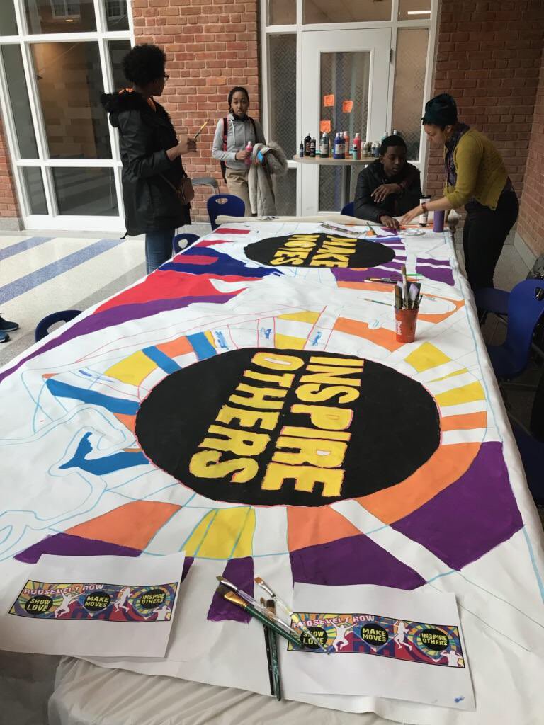 OneCommonUnity's tweet photo. Our amazing youth are always doing great things! Some students at @RooseveltHSDC are participating in an “Inspire Row Mural” to showcase school pride, inspiration and their artistic talents! #onecommonunity #flybylight #art #creativeexpression #youth #youthartists #youthart https://t.co/swaMperFN5