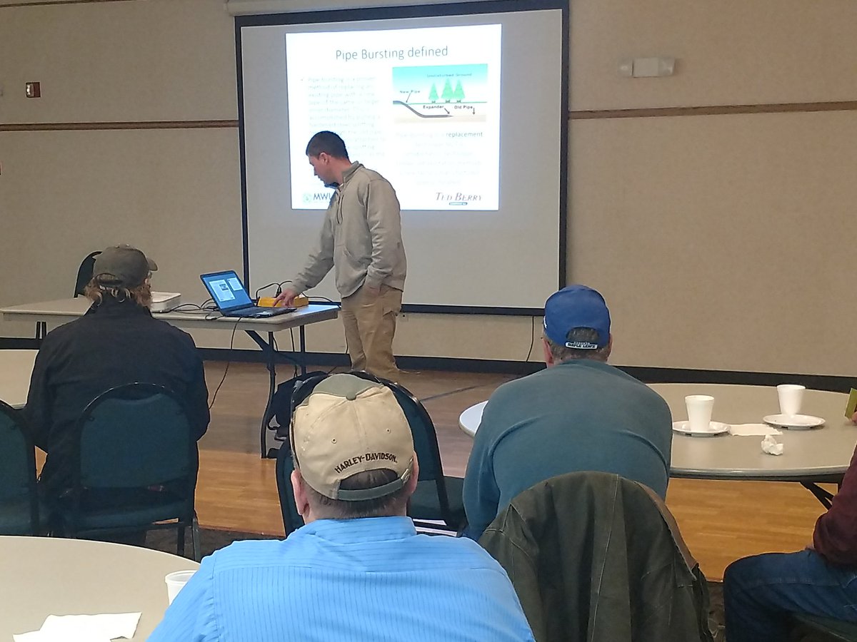 PeterGoodwin3's tweet image. Shawn Ready entertaining #water #professionals on Day 2 for #MWUA #TrenchlessRoadshow #pipebursting with @HHTrenchless