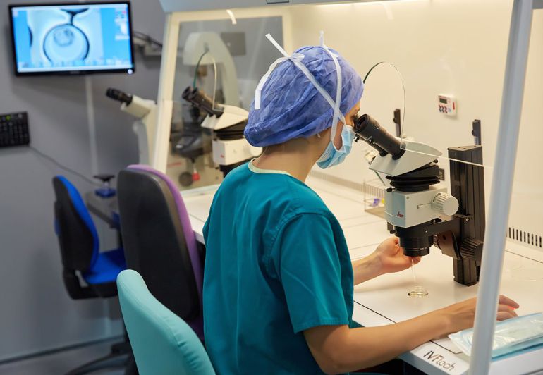 aecat_es's tweet photo. El Instituto Vasco de Fertilidad consigue el primer #embarazo libre del síndrome #Men2A en Gipuzkoa. Esta alteración provoca, entre otras #enfermedades, #CáncerTiroides y la probabilidad de transmitirlo a los hijos es del 50% 👉 https://t.co/ENmCo3ystU https://t.co/u8Fq3k873k